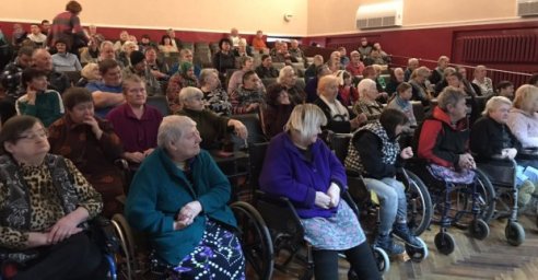 Подопечных дома престарелых поздравили с наступающими праздниками