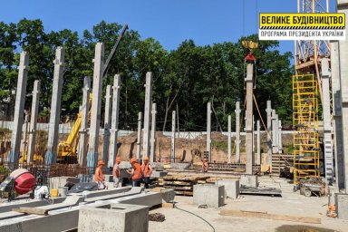 На стройплощадке онкоцентра установили уже половину колонн каркаса лечебно-диагностического корпуса