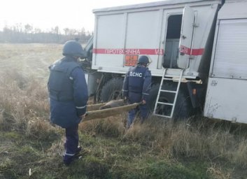 &laquo;Черные копатели&raquo; подложили в ближнем пригороде Харькова опасный сюрприз взрывотехникам (ФОТО)