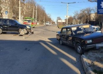 Водитель элитного внедорожника не пропустил работягу-ВАЗ &laquo;пятерку&raquo;, который ехал по главной дороге