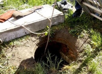 На Харьковщине в выгребной яме обнаружили труп, завернутый в одеяло