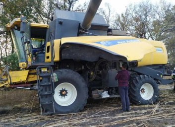 ФОТО: На поле загорелся комбайн (ГСЧС)
