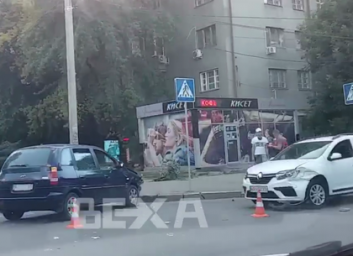 ДТП в центре города: легковушки не поделили перекресток (ВИДЕО)