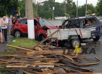 ДТП: на Баварии - жесткая встреча легковушек (ФОТО, ВИДЕО, Обновлено)