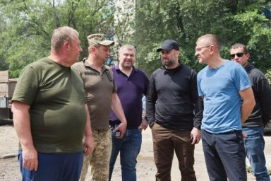  Олег Синегубов посетил город Изюм, который вчера ночью враг обстрелял дронами-камикадзе. 