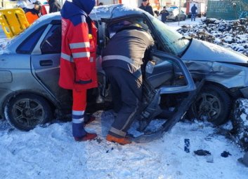 Спасатели вырезали из покореженного в ДТП автомобиля пострадавшего пассажира