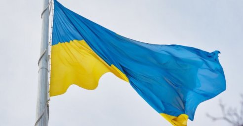 Харьковские коммунальщики следят за флагштоком