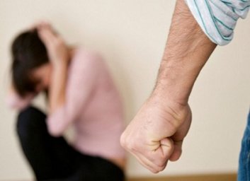 Бил и унижал за то, что не давала денег на сигареты и кофе. Суд вынес приговор домашнему тирану - Пр