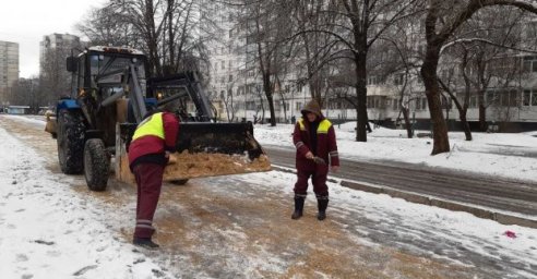  В Харькове убирают снег и посыпают тротуары 