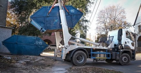  Харьковчане, чье жилье пострадало, могут бесплатно заказать контейнеры-бункеры КВБО 