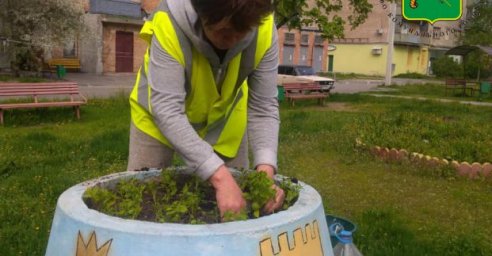 Коммунальщики приводят в порядок жилые кварталы