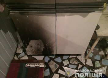 ФОТО: Бутылки с коктейлем Молотова бросили на балкон многоэтажки &ndash; ГУ ГП