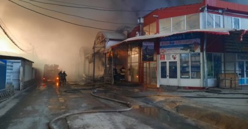 Спасатели, рискуя своей жизнью, продолжают ликвидировать последствия вражеских обстрелов