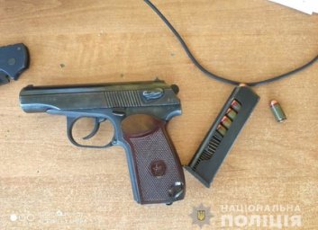 Разъезжал с пистолетом: копы задержали вооруженного мужчину