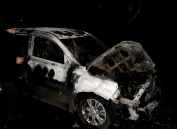 ФОТО: на стихиной парковке перед домом дотла выгорел &laquo;Suzuki Vitara&raquo; (ГСЧС)