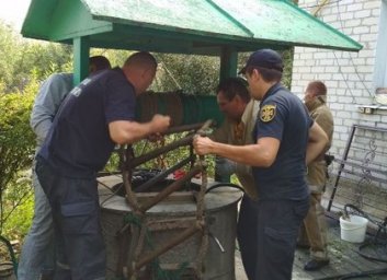Под Харьковом мужчина упал в 18-метровый колодец (ФОТО)