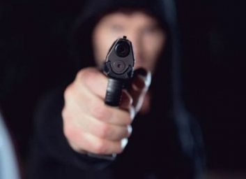 Вооруженное ночное ограбление: у супермаркета иностранец лишился телефона