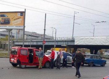 Утренний &laquo;паровозик&raquo; стал местом для дорожного селфи сразу четырем водителям