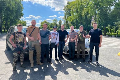 Волонтеры и защитники Харьковщины получили новенькие авто