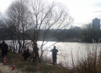 Выгульщики собак поутру на Журавлевке нашли тело погибшей женщины (ФОТО 18+)