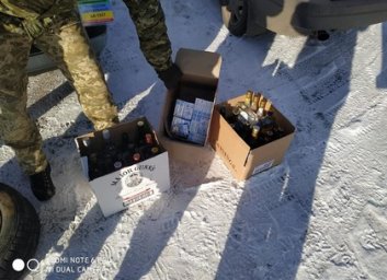 На пункте пропуска силовики задержали авто, &laquo;нафаршированные&raquo; элитным алкоголем и сигаретами