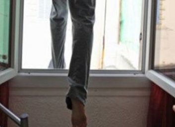 На Новой Баварии из окна многоэтажки выпал 41-летний холостяк (ФОТО)