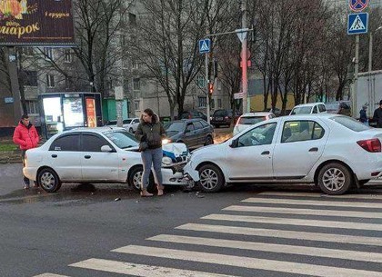 ДТП на Новых Домах: лобовая атака легковушек (ФОТО, Обновлено)