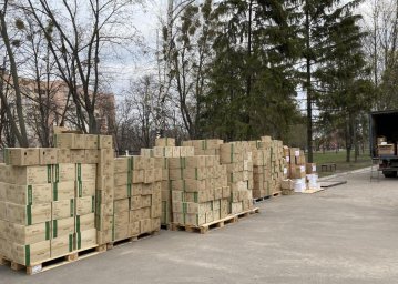 Областной инфекционной больнице передали тысячи респираторов, костюмы биозащиты и все необходимое дл