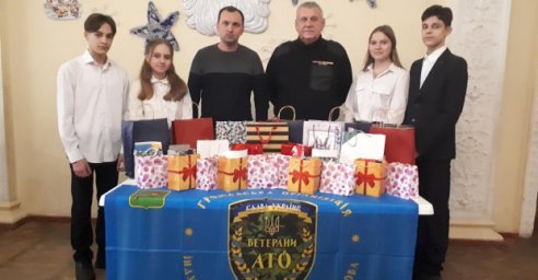 Школьники Индустриального района поздравили защитников Украины