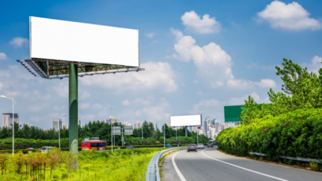  В Украине хотят убрать рекламные щиты вдоль дорог: что предлагает Кабмин 