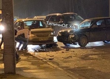 ДТП: проспект перегородили две столкнувшиеся легковушки (ФОТО)