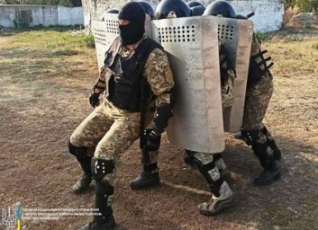 ФОТО: По колонии под Харьковом ходила черепаха &laquo;быстрого реагирования&raquo; (Управление исполнения уголов