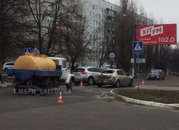 ДТП: молоковоз торпедировал француза на переходе (ФОТО)