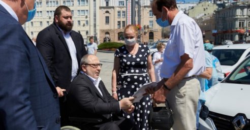 Геннадий Кернес передал медикам новые автомобили для забора анализов на COVID-19