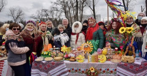 В сквере Сафарова отпраздновали Масленицу