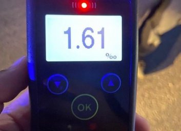 Патрульные полицейские на Салтовке остановили смертельно пьяного водителя, у которого драгер показал