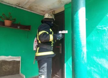 Спасатели помогли медикам попасть в дом больной