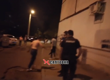 ВИДЕО: Полицейскому на Салтовке разбили голову в драке (ГУ Нацполиции)