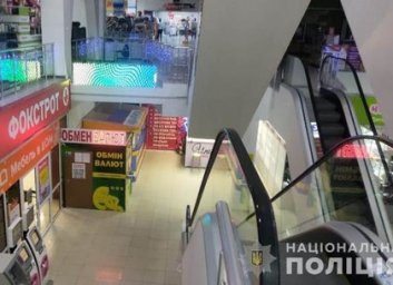 Минирование: как искали взрывчатку в ТРЦ Украина (ВИДЕО, ФОТО)