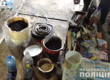 Копы прикрыли наркопритон под Харьковом (ФОТО)