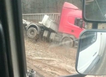 ДТП: самосвал вылетел с трассы (ФОТО)