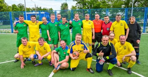 Коммунальщики сыграли футбольный матч в честь запуска метро