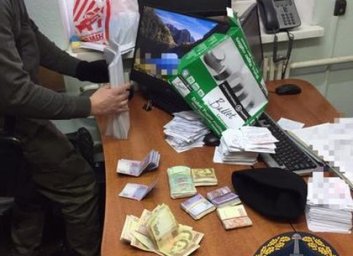 Закрывали глаза на массовую контрабанду: чиновниками занялась прокуратура (ФОТО, ВИДЕО)