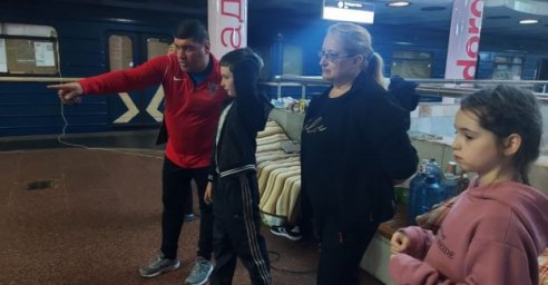 Учителя и воспитатели работают с детьми на станциях метро