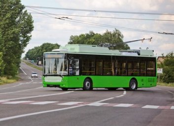 На Салтовке обстреляли новейший троллейбус, надолго выведя его из строя - комментарии