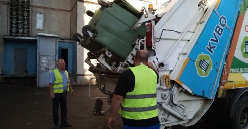  Из Роганского жилмассива ежедневно вывозят мусор 