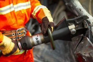 Спасатели вырезали пассажирку из ВАЗ-овского раритета гидравлическими ножницами и пневмоинструментом