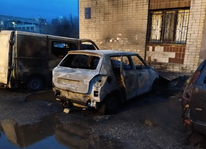 Ночью под многоэтажкой на поселке Жуковского массово горели автомобили (ВИДЕО, ФРОТО)