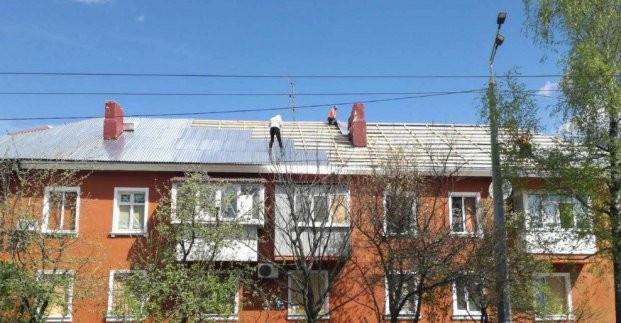 В домах харьковчан ремонтируют поврежденные обстрелами кровли