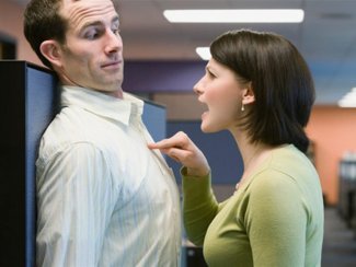 Берегите мужчин: Женщина по суду заплатит за домашнее насилие над мужем